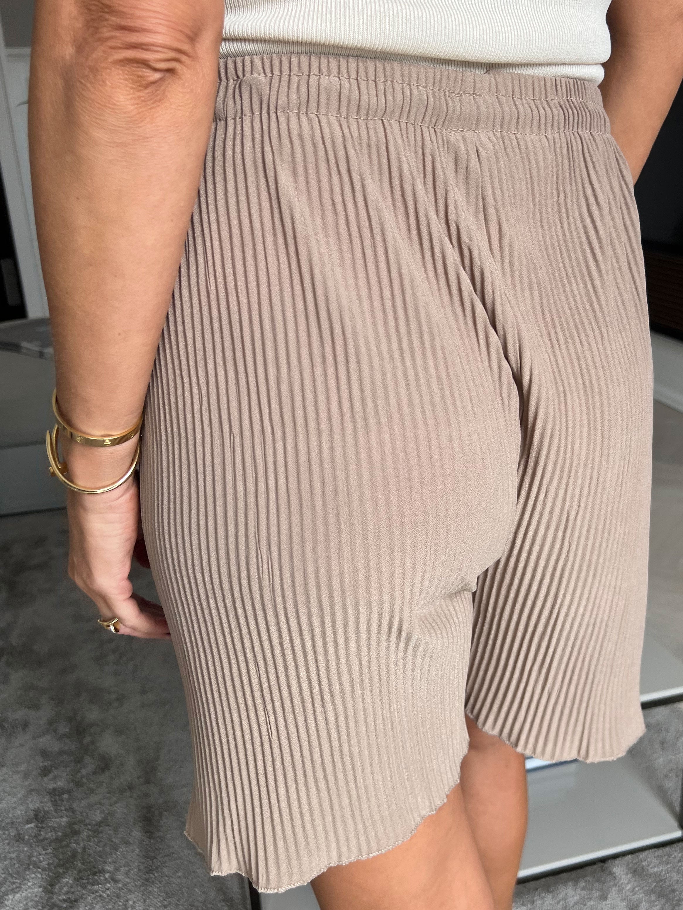 Yvonne - Enkla lösa shorts med veck